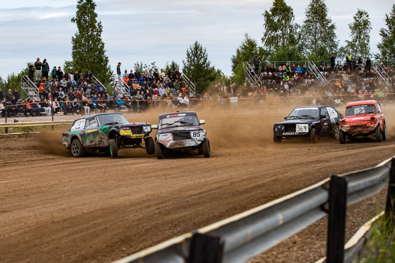 Ratkaisun hetki. Janne Viitikko (85) tuuppasi Sauli Laitisen (297) ulkoradalle ja karkasi Aatu Matikaisen (punainen auto oikealla) kanssa. Seuraavalla kierroksella Matikainen jätti Viitikon pölyyn.