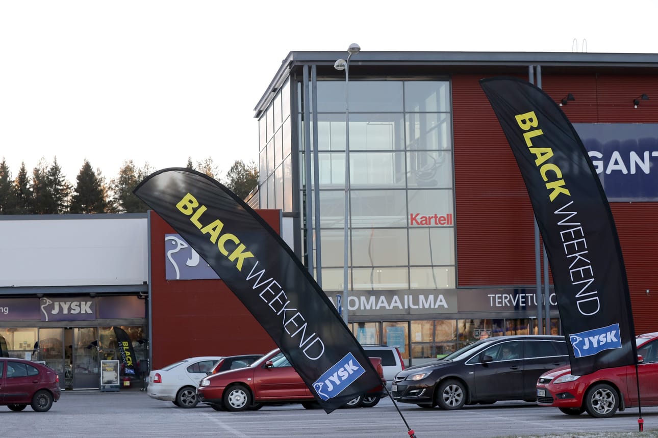 Aiemmin Black Friday oli Helsinki-, Tampere- ja Turku-painotteinen, mutta nyt kampanja on levinnyt ihan koko Suomeen. Kuvassa on Kajaanin Gigantin mainokset torstaina.