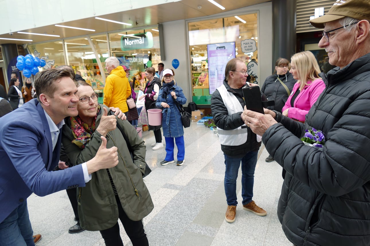 Kokoomuksen eurovaaliehdokkaat kiertueella Oulussa ­– helsinkiläisehdokas Ted Apter kertoo, miksi on varustanut mainoksillaan Oulun tienvarret
