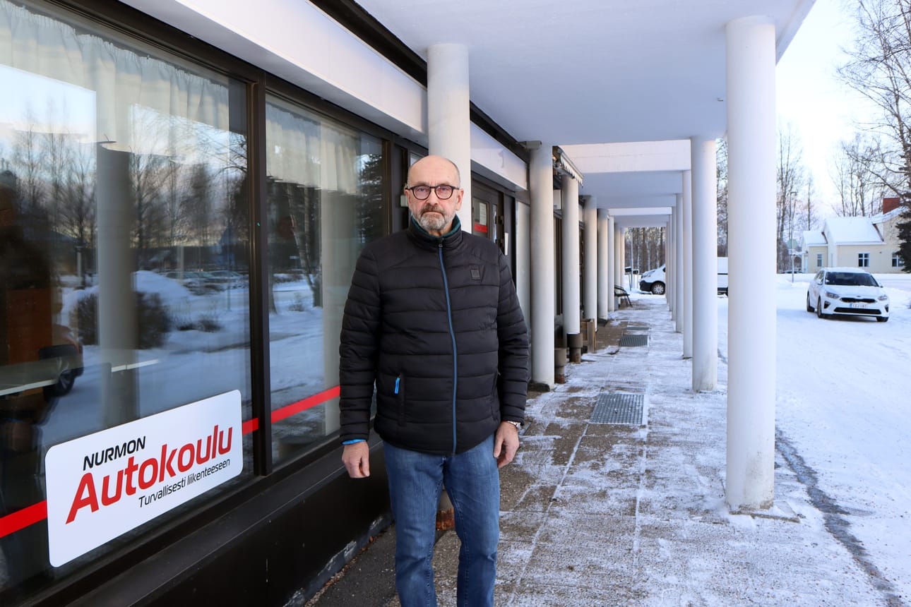 Kurikassakin toimivan Nurmon autokoulun toimitusjohtaja Jukka Perälä kertoo, että ainakin näillä näkymin autokoulu jatkaa toimintaa Kurikassa, vaikka tutkinto- ja lupapalvelut siirtyisivät Seinäjoelle. "Sitten vaan täytyy muokata käytäntöjä sen mukaan."