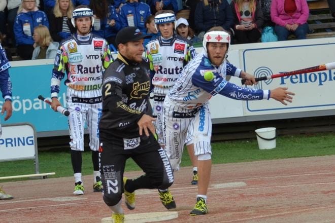 Mikko Kanala löi Vimpelin Vedon ainoan juoksun, kun hän kotiutti ensimmäisellä jaksolla Tuomo Lönnmarkin. Joensuun ilmajokelaislähtöinen lukkari Juha Puhtimäki oli vakuuttava. KUVA: MARKKU TURPELA