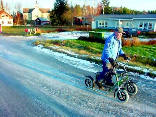 Hiljaiseloa. Ikänsä Rautiossa asunut Jussi Tikkala sanoo kylältä saatavan kaikkea, mutta elämä raitilla on käynyt hiljaiseksi.