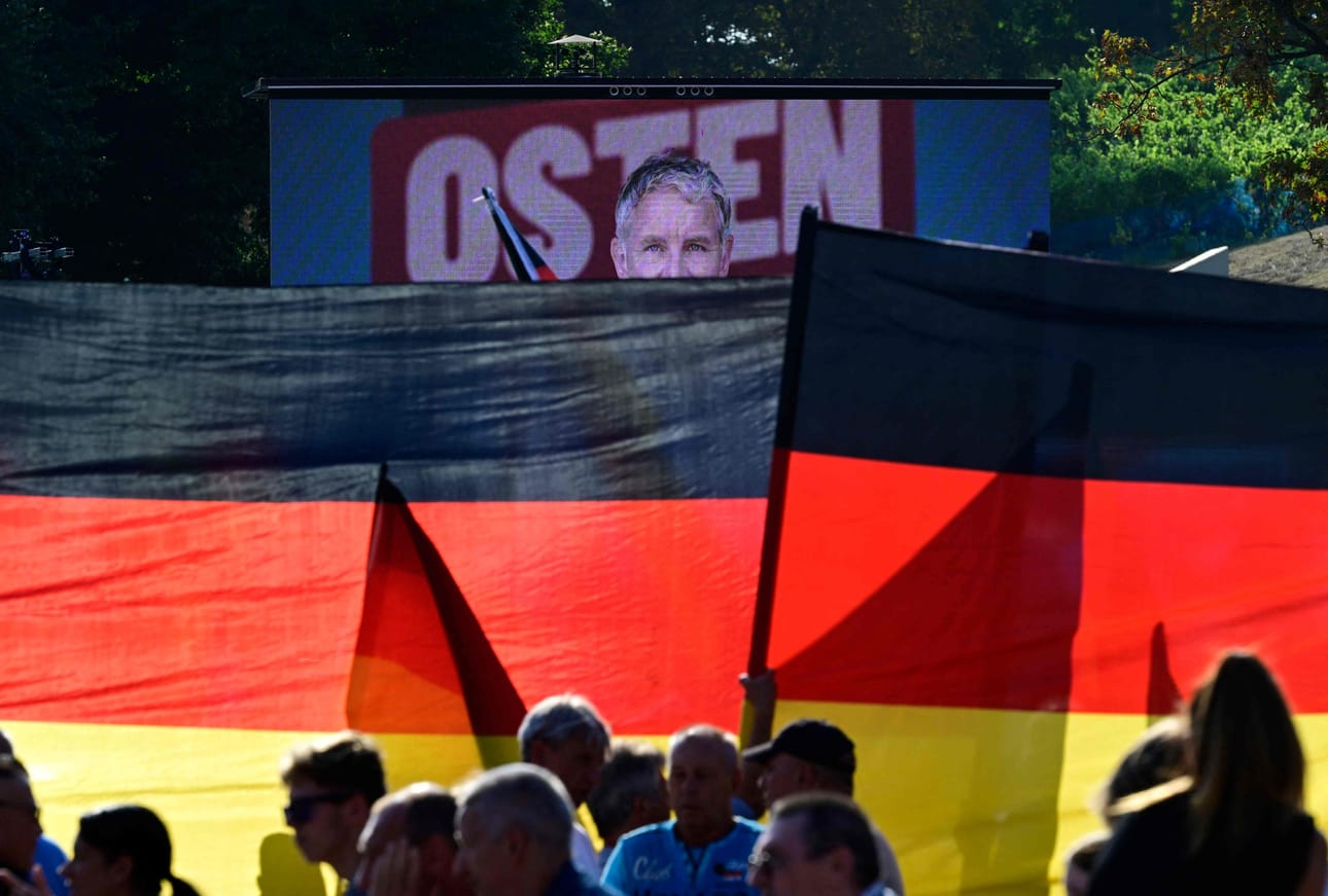 Kuvassa laitaoikeistolaisen Vaihtoehto Saksalle -puolueen (AfD) kannattajia puolueen kampanjatilaisuudessa. LEHTIKUVA/AFP