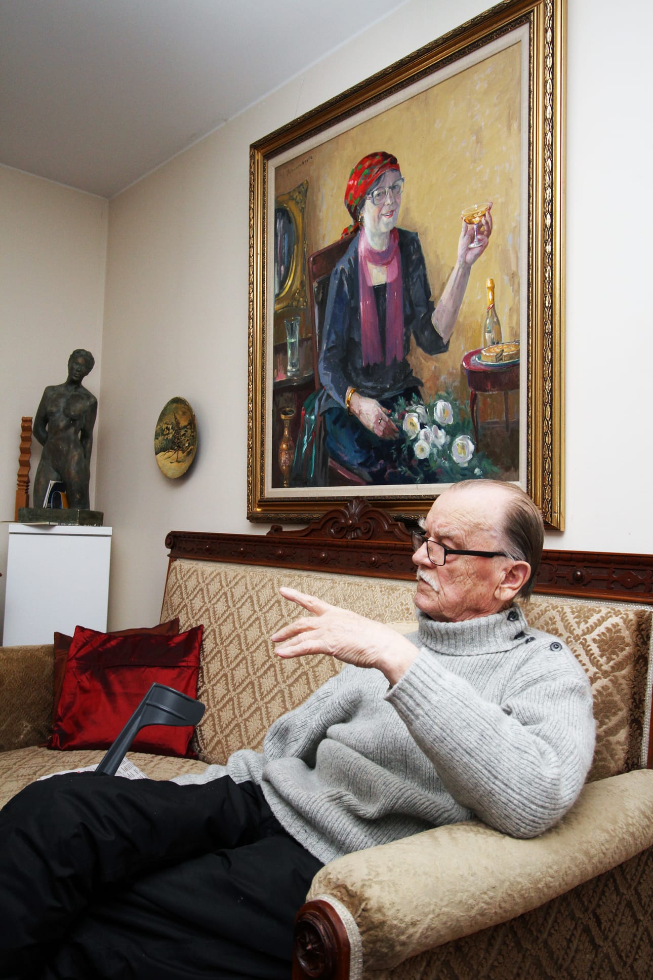 Olli Pohjolalla on vahvat mielipiteet taiteesta ja sen tekemisestä. Vuosikymmeniä jatkunut ura sisältää myös kymmenisen vuotta Limingan taidekoulun ensimmäisenä taideaineiden opettajana.
