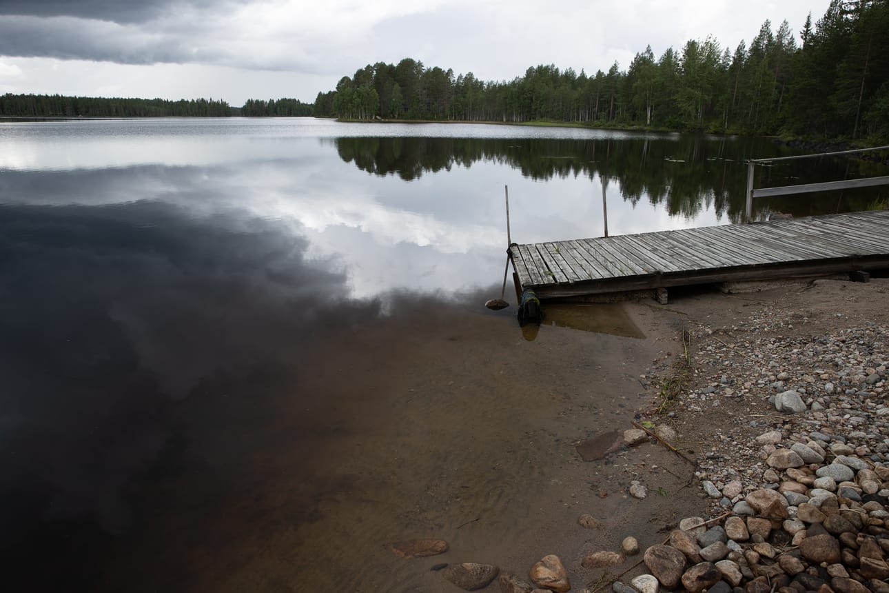 Viesselähköä maaseutua Taivalkoskella. Kuvituskuva.
