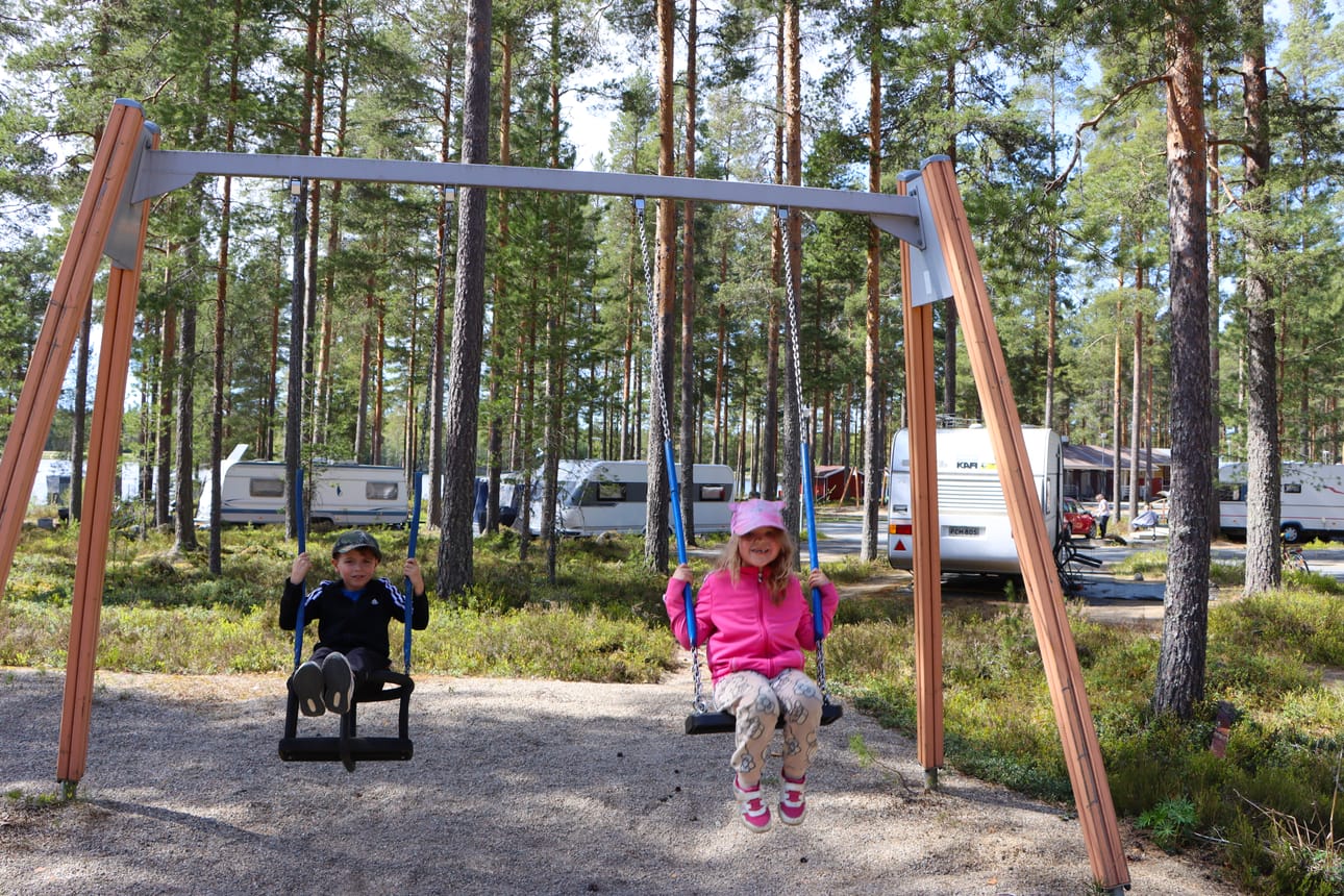 Säläisjärvi on Topi ja Minttu Hemtmanille mielekäs kohde, kuten monelle muullekin.
