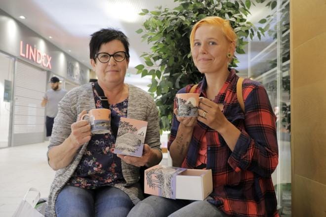 Regina Backman ja Johanna Myllyaho olivat tyytyväisiä, kun mukit olivat kädessä lähes puolentoista tunnin jonottamisen jälkeen. KUVA: HANNU TOIVONEN