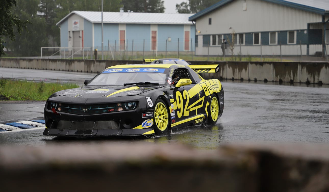 Toni Lähteenmäki hallitsi V8 Thunderissa molempina päivinä.
