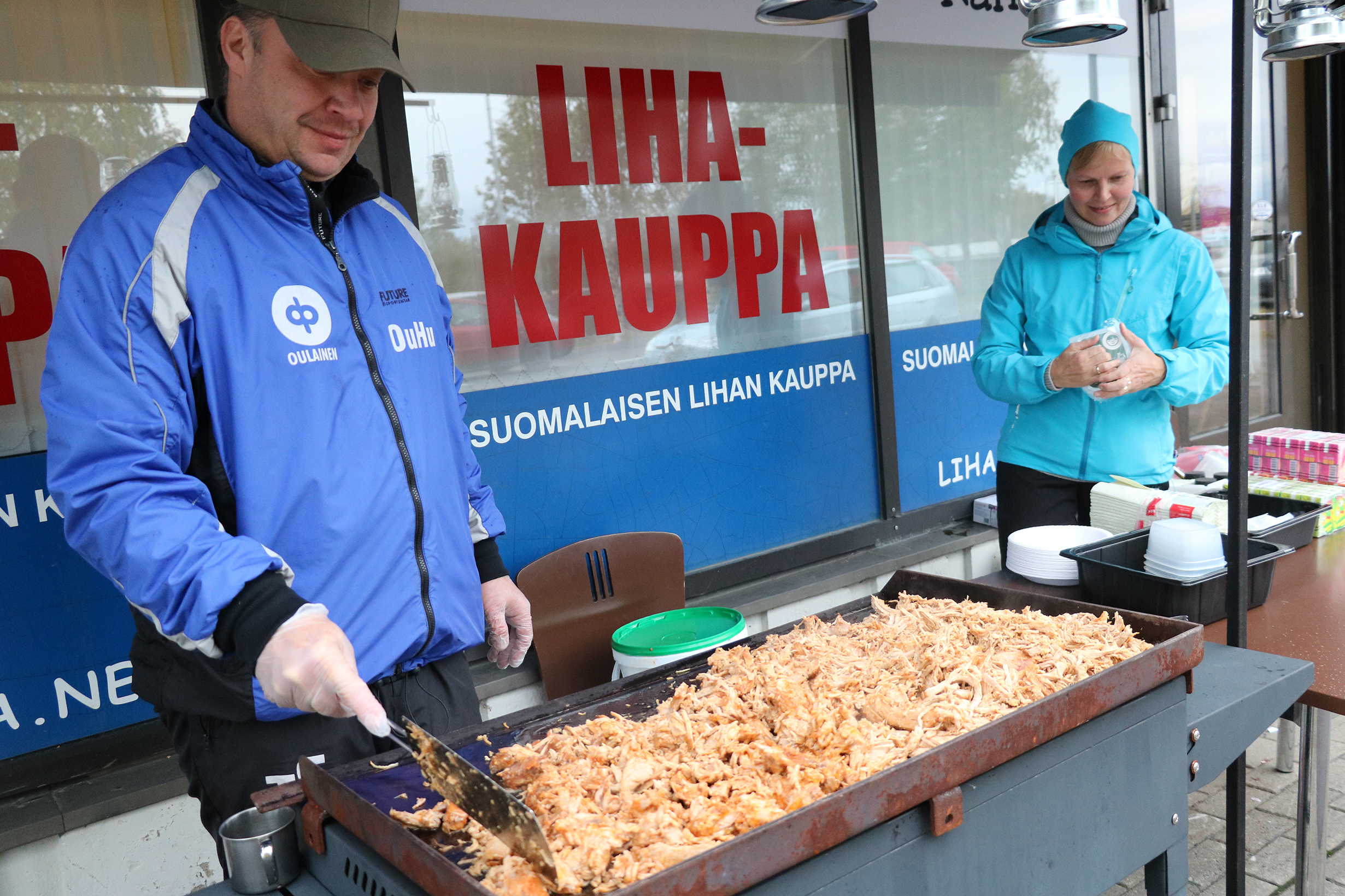 Nyhtöpossut paistuvat.