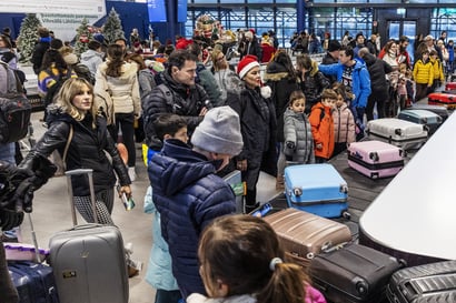 Lumipyry sotkee Helsinki-Vantaan lentoliikennettä – myös Lapin lennot jopa tunteja myöhässä