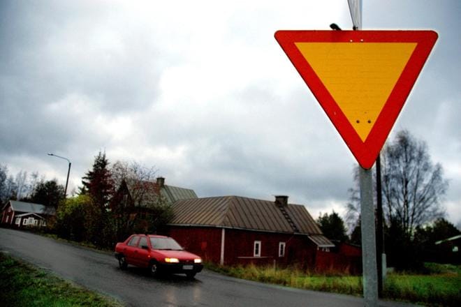 Lauantaina Etelä-Pohjanmaalla sattui kaksi henkilöauton välistä kolaria lyhyen ajan sisällä. Ylistarossa ajettiin stop-merkin takaa kylkeen, Ilmajoella kärkikolmion takaa toisen eteen. Arkistokuva
