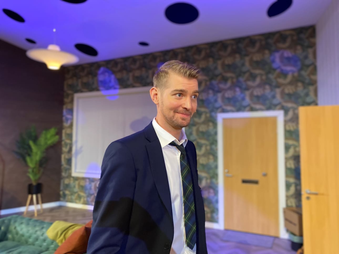 Freelance-näyttelijä Antti Peltola Helsingistä on mukana myös uudessa Munkkivuori-tv-sarjassa. Vaasaan hän sai hälytyksen neljä viikkoa sitten Puhtaana käteen -farssin päärooliin.