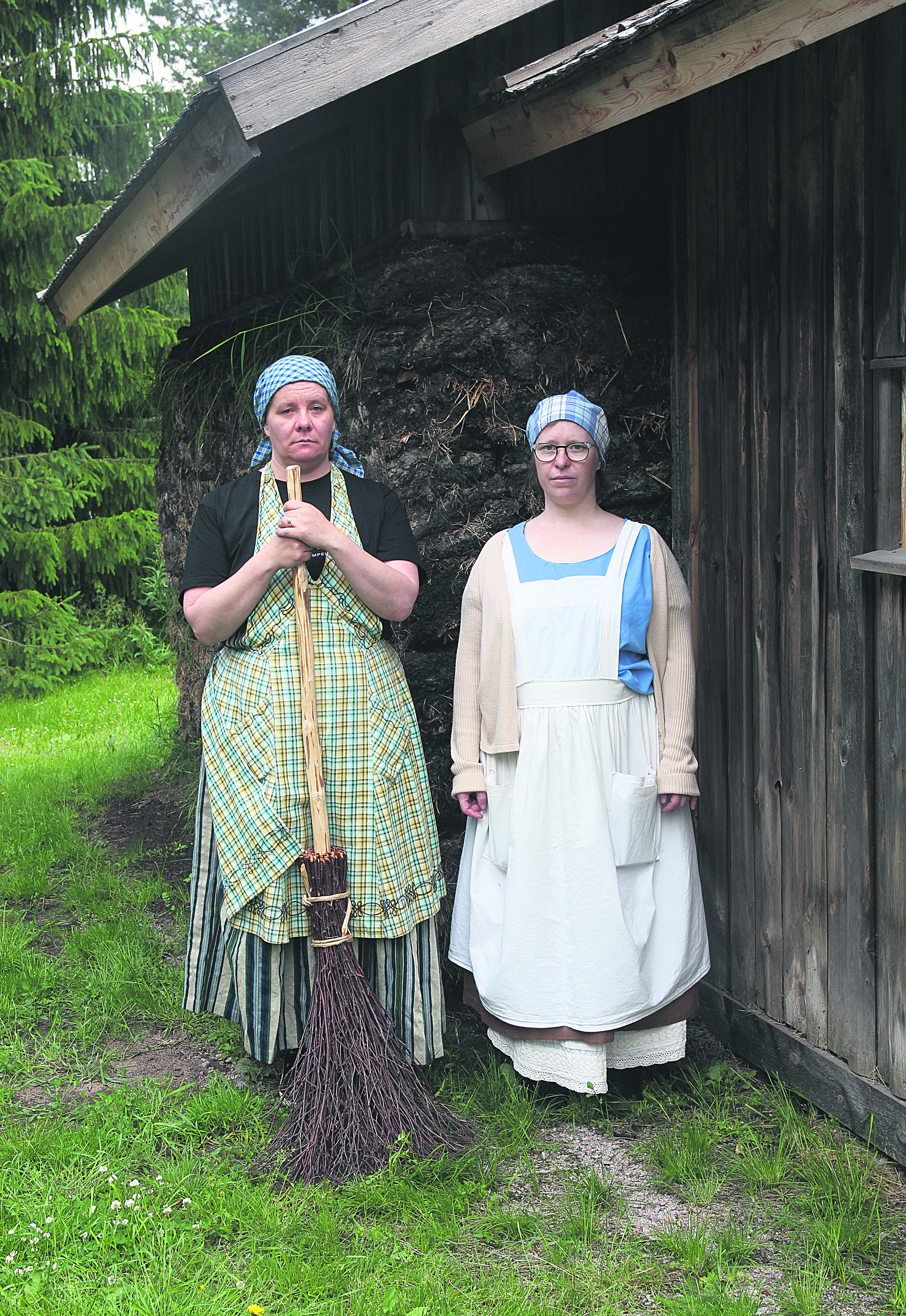 Luutamummoja ei paljon naurata. Museonhoitajat Minna Lehtomaa ja Johanna Latvamäki eläytyvät rooleihinsa.