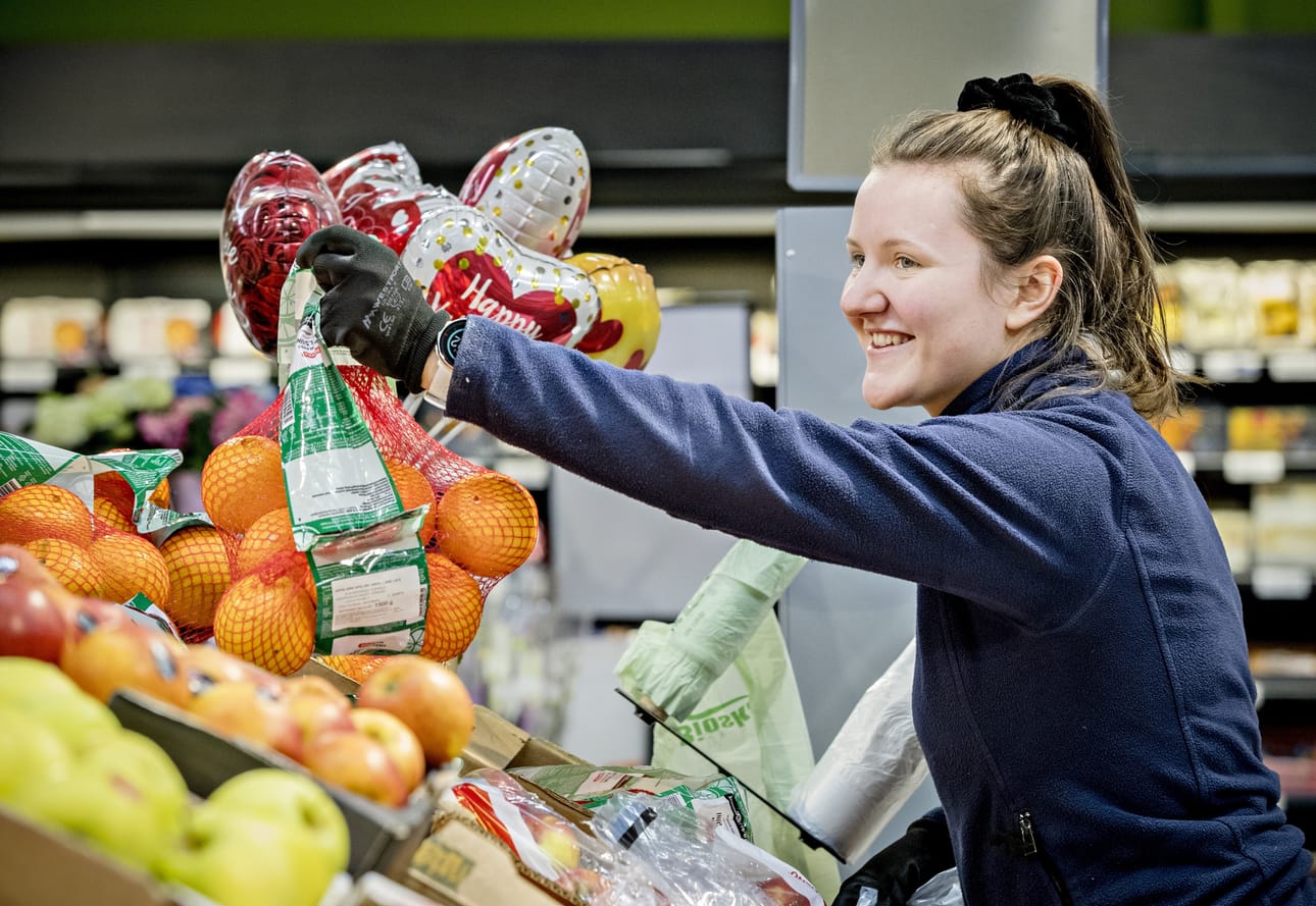 Ruokakaupoissa hygieniakäytäntöjä on tehostettu. Myyjä Vilma Latvala täytti oululaisen Supermarket Joutsensillan hedelmäosastoa perjantaina.