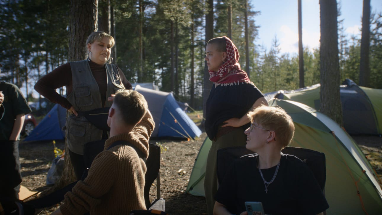 Ylen ohjelma seuraa nuorten joukkoa Lopen Suviseuroilla.