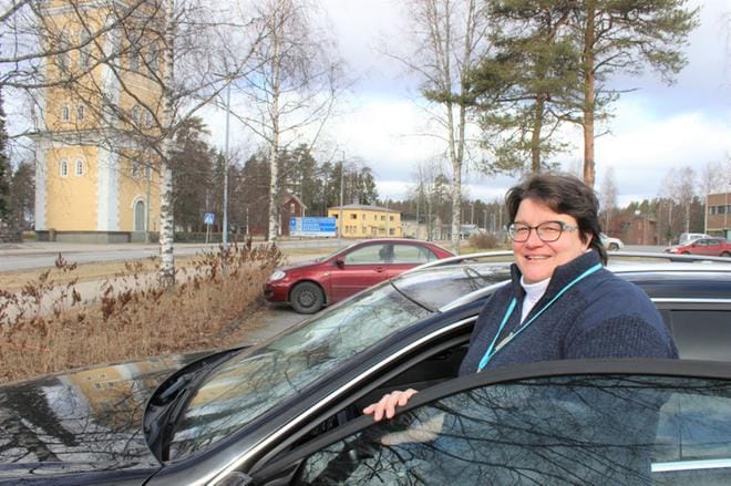 Koronakökästä ei makseta vapaaehtoisille bensarahoja, mikä on Soile Hietaojasta ihan hyvä. -Niin kauan kun itselläni on killinkikin kirstun pohjalla, tämä ei ole iso kustannus. KUVA: LOTTA KALLIO
