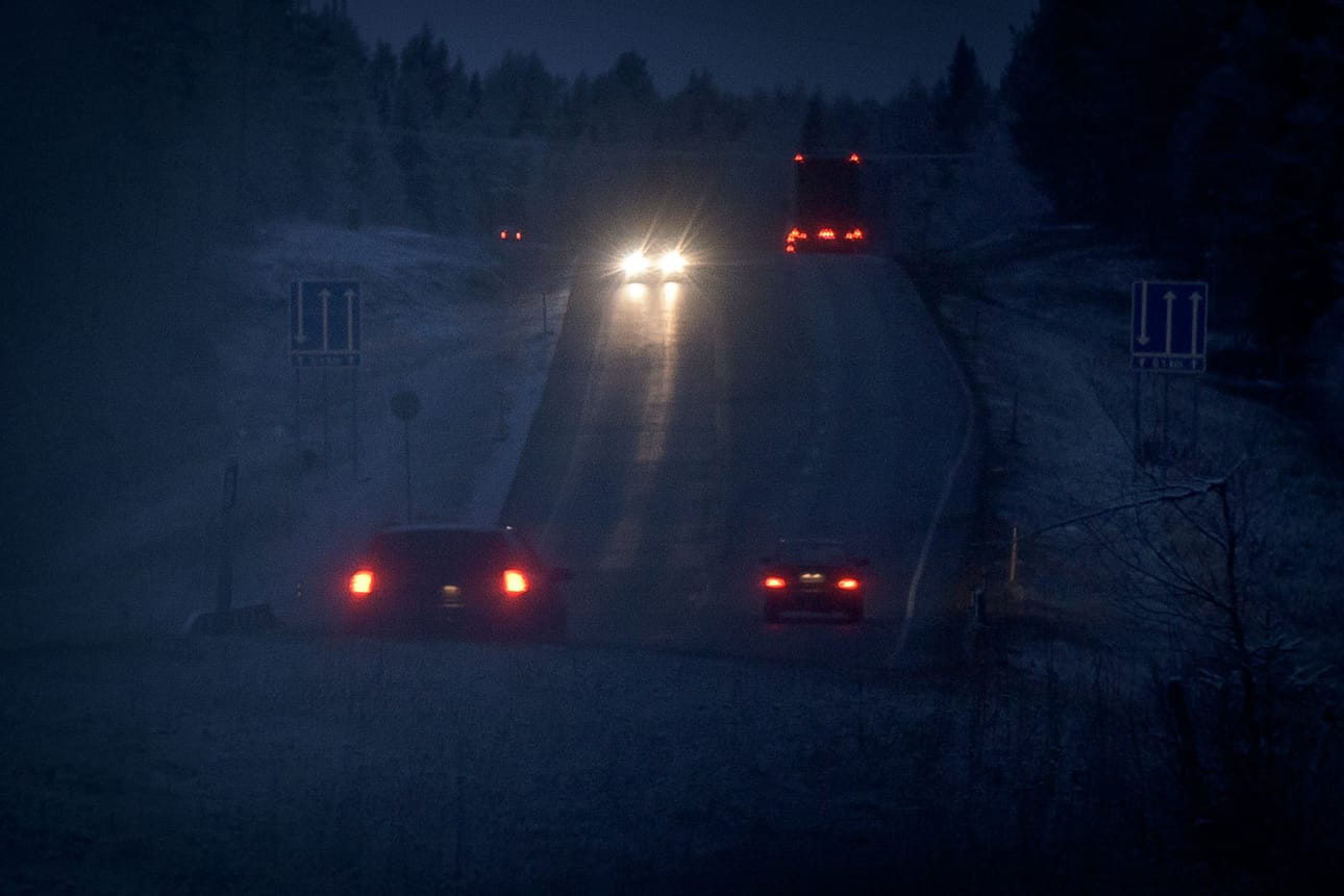 Kaukovalot vaihdetaan ajovaloiksi usein liian aikaisin ja takaisin kaukovaloille vaihdetaan heiman myöhään. Pimeää pätkää valojen väliin ei tarvitse jättää ja takaisin voi vaihtaa vähän ennen vastaantulevan sivuutusta.