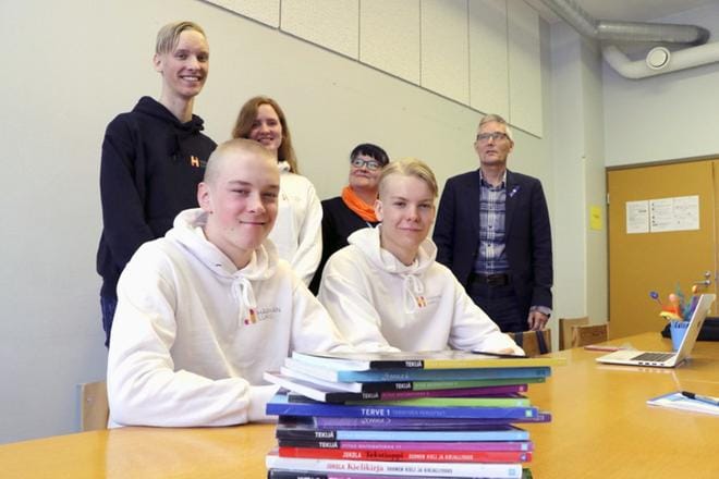 Härmän lukio aloittaa oppikirjalainaamon heti, kun rahat on saatu kasaan. Tapio Paalanen, Julius Klemola, Mikko Jaskari (takana vas.), Karoliina Kauppi sekä ohjaava opettaja Suvi-Tuuli Rintasalo ja rehtori Jari Salminen ennustavat hankkeelle menestystä. KUVA: OUTI RANTALA