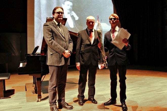 Toni Viljanmaa ja Rolf Nordman ojensivat Kuula-opiston järjestämässä Oodi Toivolle -konsertissa vaasalaiselle Leevi Alahäivälälle erityisstipendin ansiokkaista musiikkiopinnoista. Sokea musiikinharrastaja oli otettu saamastaan kunnianosoituksesta. KUVA: KATJA LAHTI