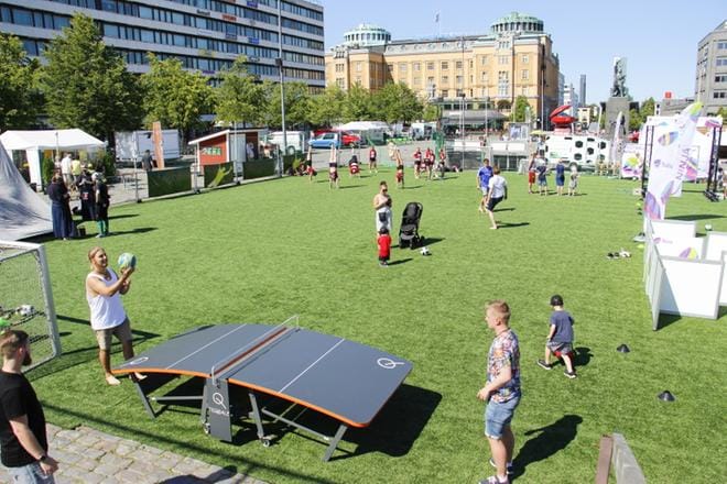 Tapahtumatorilla järjestetään EM-kisojen ajan paljon kaikenlaista ohjelmaa. Urheiluseurat esittelevät toimintaansa torilla. Muussa ohjelmassa on luvassa esimerkiksi musiikkiesityksiä, tanssia sekä maalausta. Pääsy alueelle ja osallistuminen tapahtumiin ovat kaikille ilmaisia. KUVAT: HENRI POHJALA
