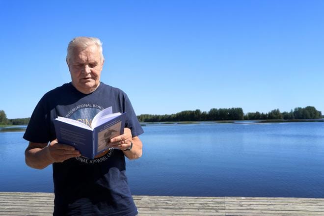 ”Vakkamestari Jalo Ranta-ahon tarina” on ensimmäinen Asko Ranta-ahon kirjoittama kirja, vaikka kirjat ovatkin hänelle tuttuja: – Luen paljon. Toista sataa kirjaa joka vuosi. Kyllä siitä ehkä pikkuisen jotain oppii, Ranta-aho nauraa. Kirjan nimessä oleva titteli on peräisin Helsingin-reissulta, jolloin sihteeri oli Hankkijan pääkonttorissa ilmoittanut, että johtaja Hirvellä on nyt vakkamestarille aikaa. Kuva: Vilja Vainio