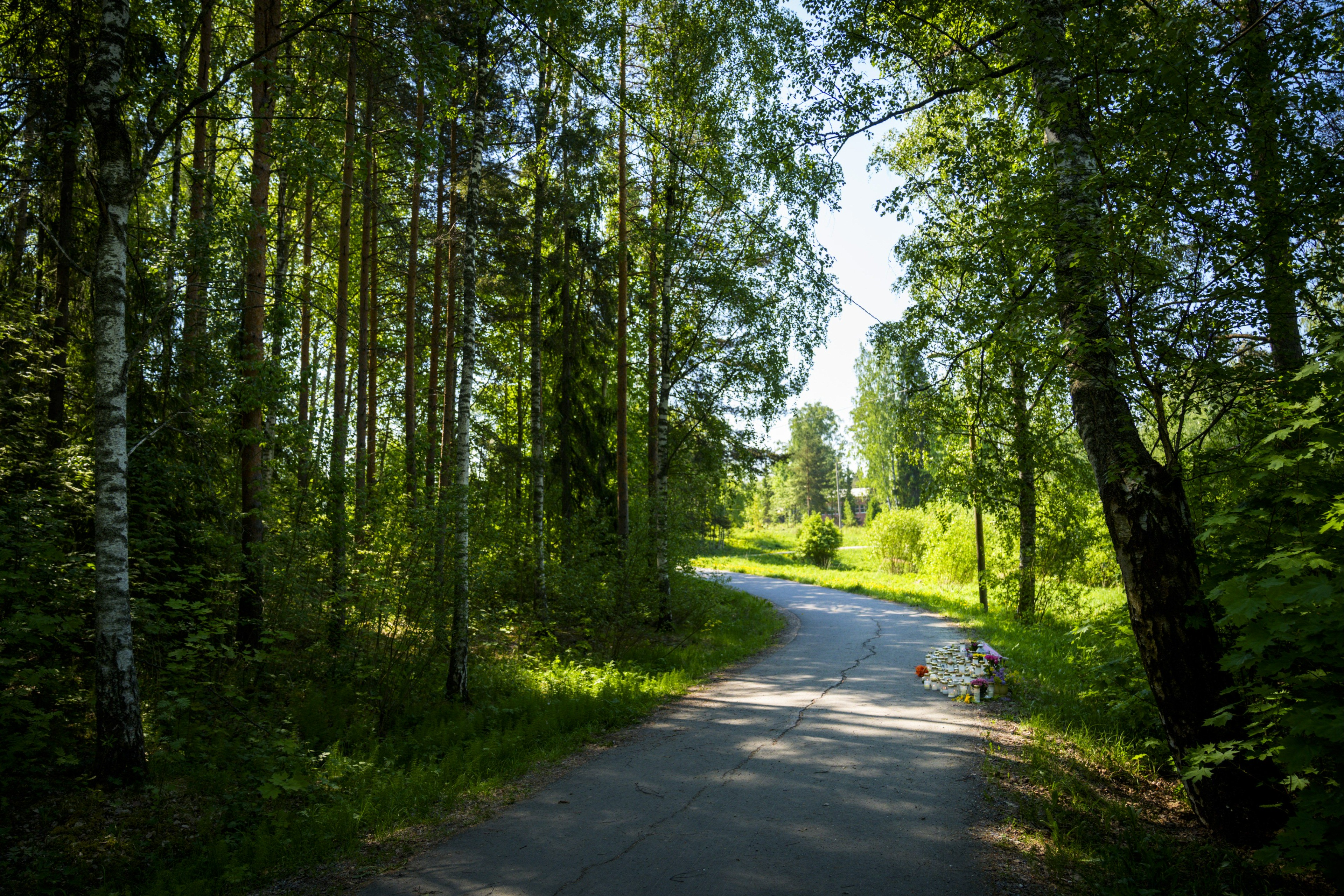 Muistokynttilöitä Valkeakoskella lähellä paikkaa, mistä 15-vuotias tyttö löytyi kuolleena.
