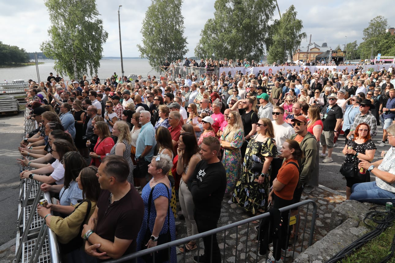 Jo alkuillasta päälavan edustalle oli tunkua.