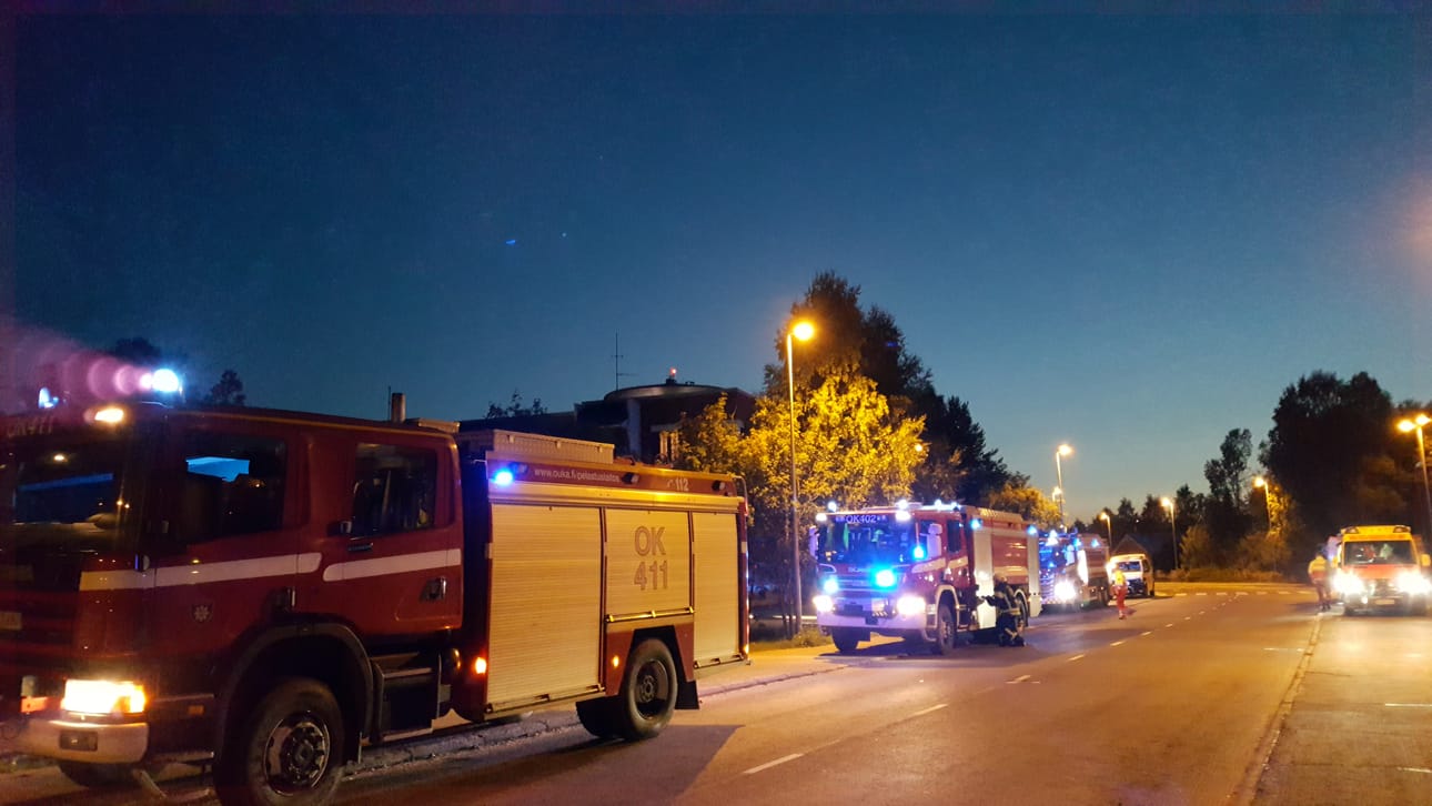 Sammutustyöt kerrostalon saunaosastolla jatkuivat myöhään yöhön. Kuva Anssi Aikio