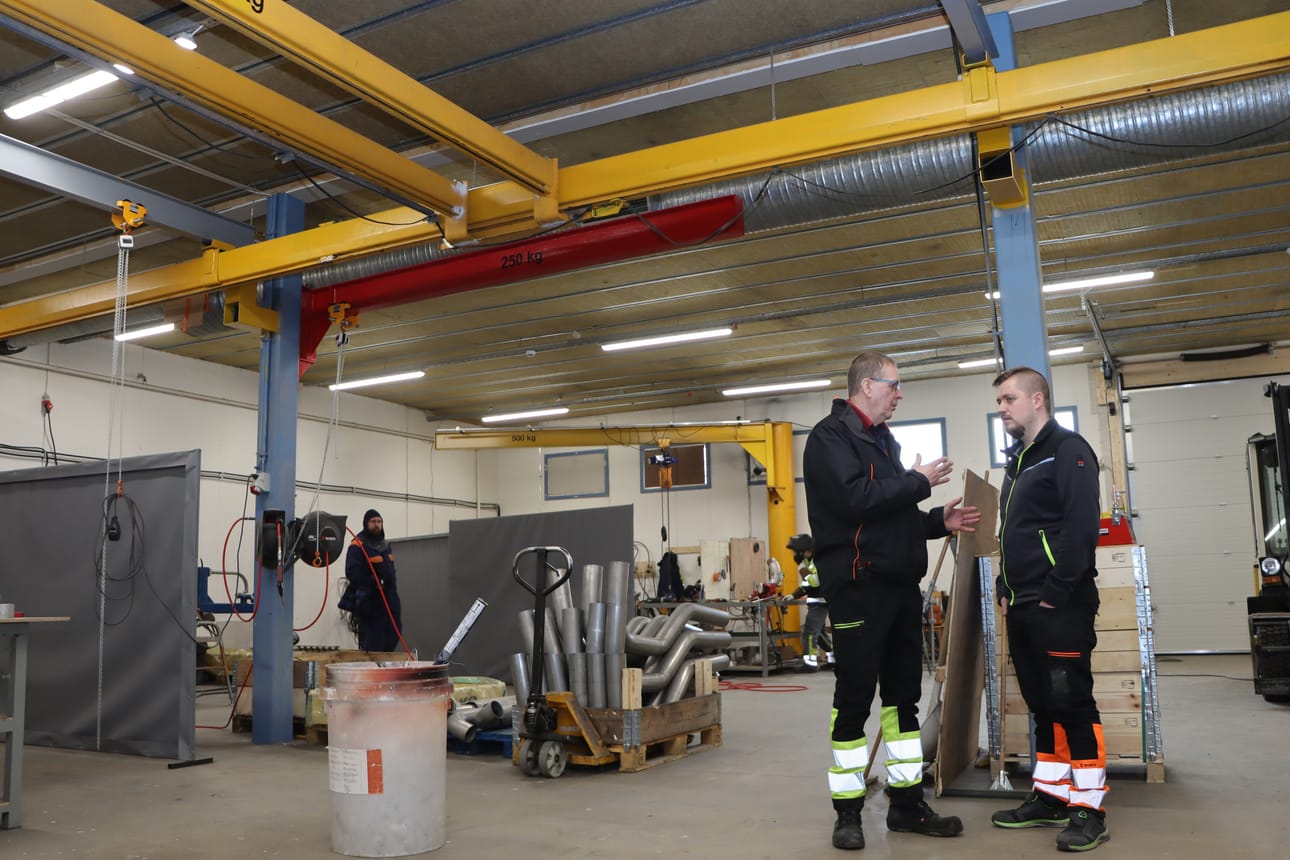 Pekka Luhtala osti syksyllä 2024 aiemmin puuverstaana toimineen hallirakennuksen ja alkoi muuttaa sitä metallipajaksi, joka on nyt valmis. Kuvassa Luhtala ja Viafin Process Pipingin työnjohtaja Marko Yli-Nikkola.