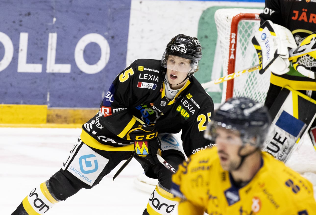 Haukiputaan Ahmojen paidassa ensimmäiset kiekko-ottelunsa pelannut Arttu Paaso huhki Lukkoa vastaan vajaan 18 minuutin jääajan.
