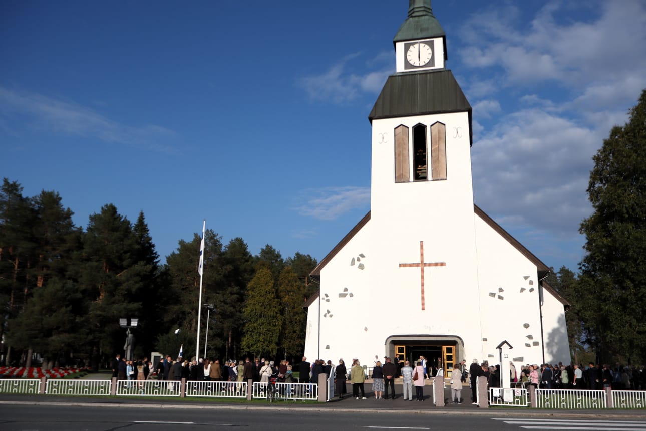 Kuusamossa aloittavan uuden seurakuntapastorin Lahja Moilasen työn painopiste on lähetys- ja aikuistyössä. Kuvituskuva on Pyhän ristin kirkon 75-vuotisjuhlapäivältä 22.8.2026.
