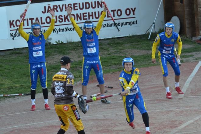 Nuorten superpesisottelussa Kitron stadionilla Ankkureista Jere Peltomäki, Jami Lassila, Lauri Ihamäki ja mailan varressa Vili Siltala. KUVA: MARKKU TURPELA
