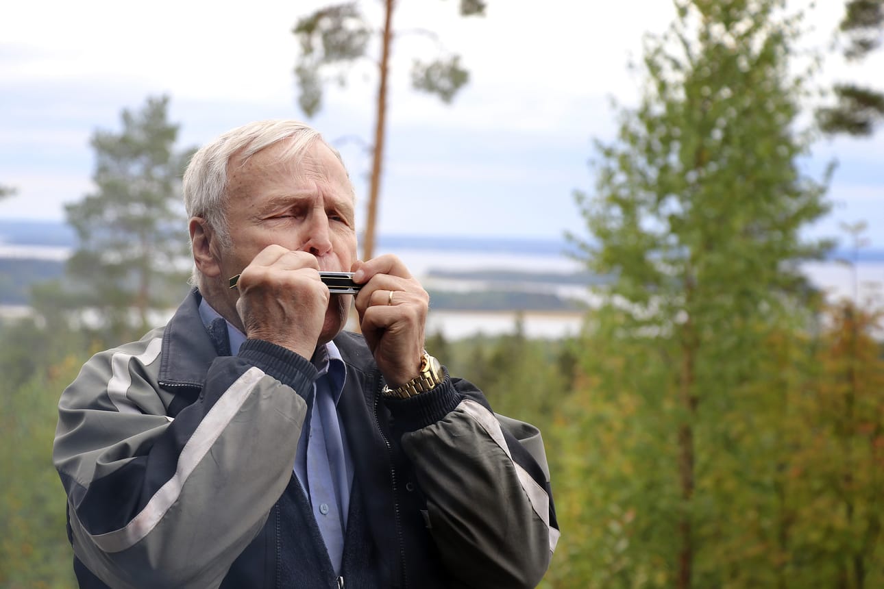Tunnelma kohosi lähes juhlalliseksi, kun Aimo Joensuu soitti huuliharpullaan Finlandia-hymnin takanaan hieno järvimaisema.