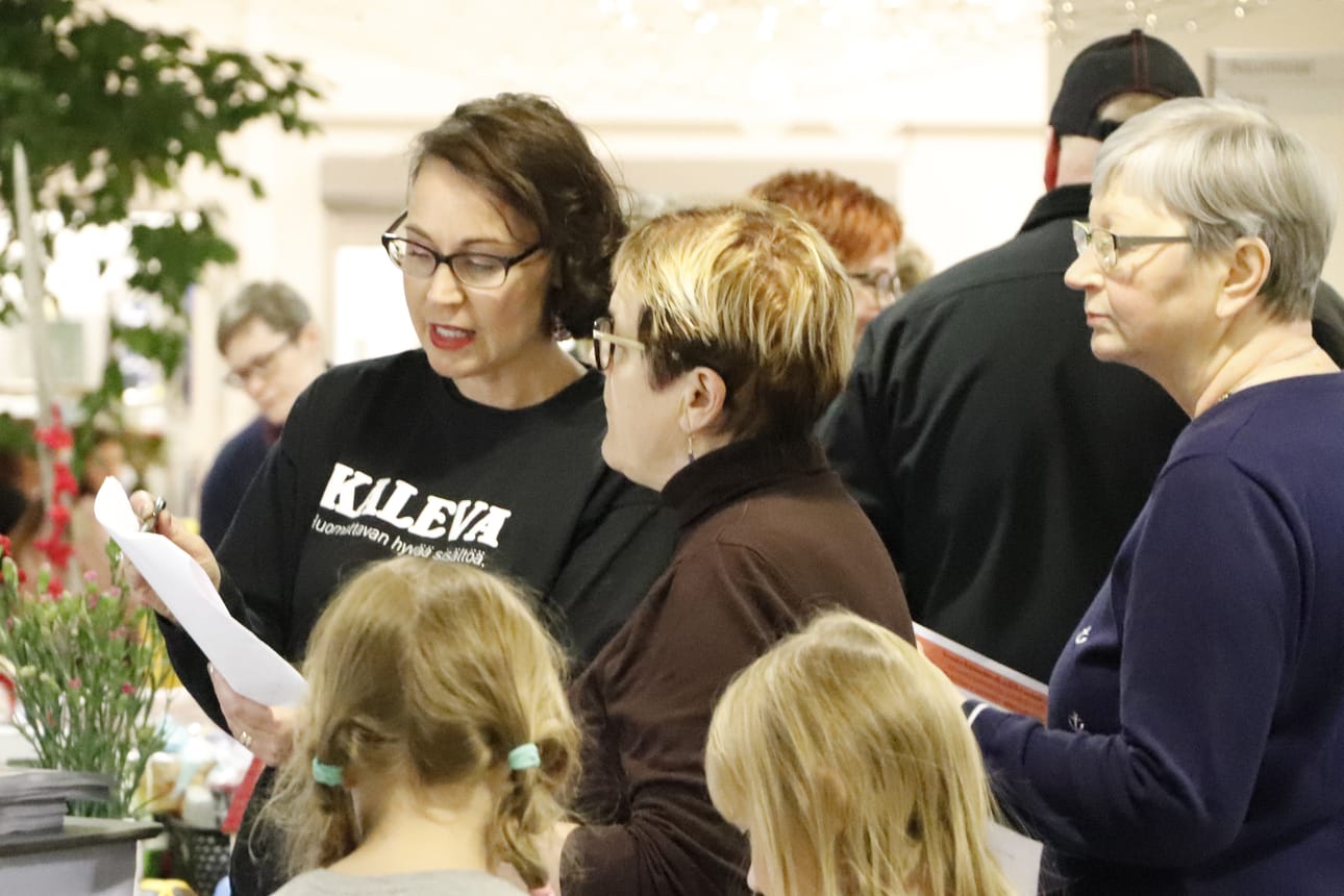 Kaleva Median Katja Kallio markkinoi paikallislehti Siikajokilaakson sekä Kalevan printti- ja digitilauksia markkinakävijöille.