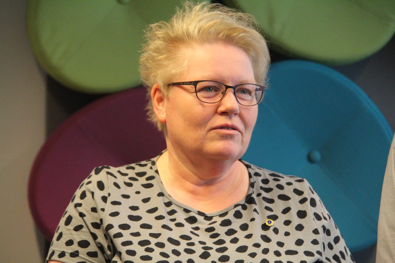 Torilla myydään muun muassa tuunattuja kauppakoreja. Lions Klubin presidentti Virve Hämäläinen järjestää yhdessä järjestönsä kanssa valtakunnallisen ambulanssitempauksen Oulaisissa.