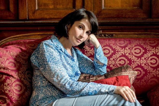 Zabou Breitman on ohjannut sarjan ja hän näyttelee yhtä viidestä naisesta, helmenkasvattaja Gil Bernaudia. KUVA: LES FILMS DU KIOSQUE / CANAL+
