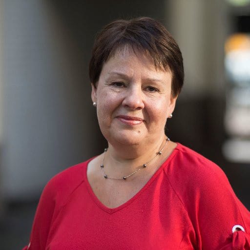 Koronaviruspotilasta hoidetaan sairaalassa niin, että hänelle annetaan oireenmukaista hoitoa, koska sairauteen ei ole lääkitystä. Potilaalle annetaan hoitoa kipuun ja esimerkiksi kuumeeseen, kansliapäällikkö Kirsi Varhila toteaa.