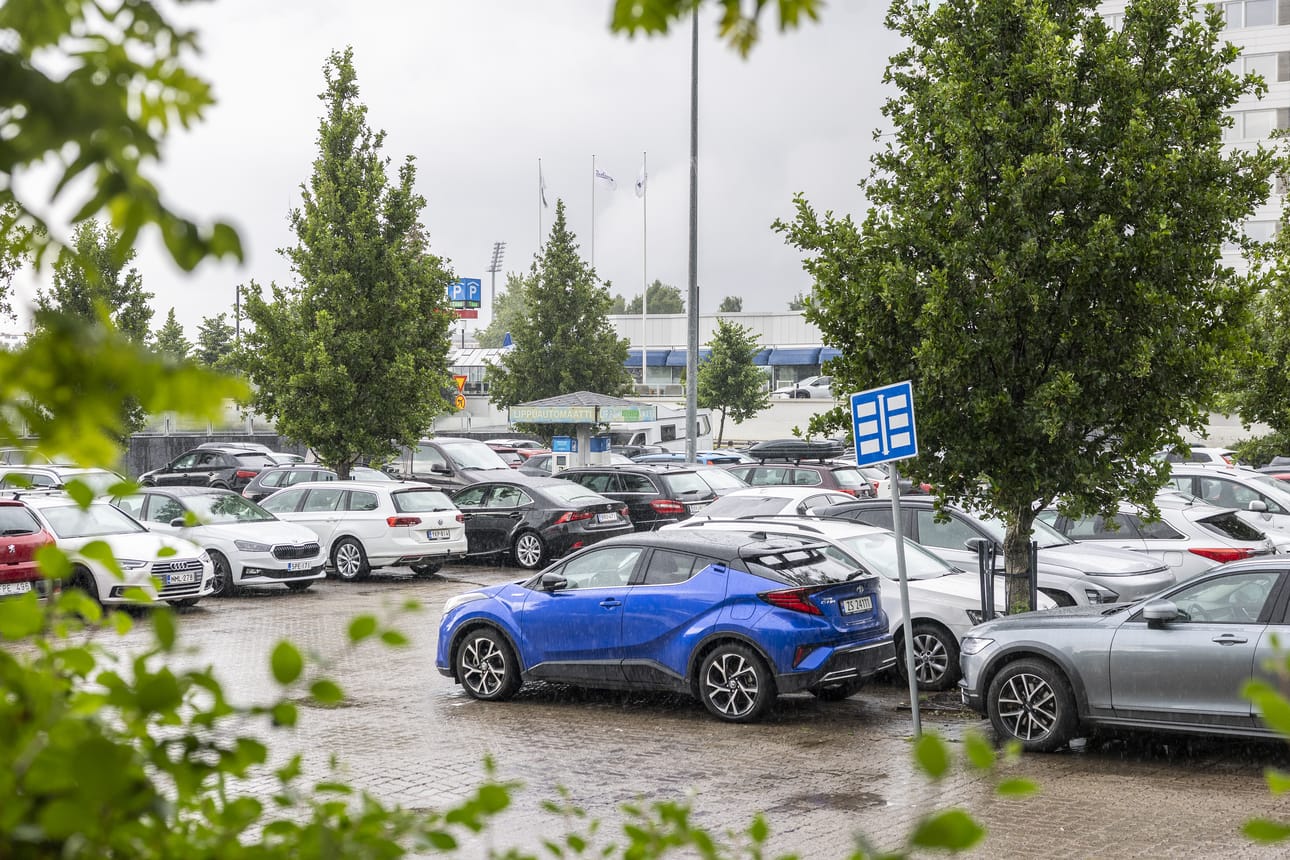 Sateisella parkkipaikalla vältyttiin maanantai-iltapäivänä pysäköintiraivolta.