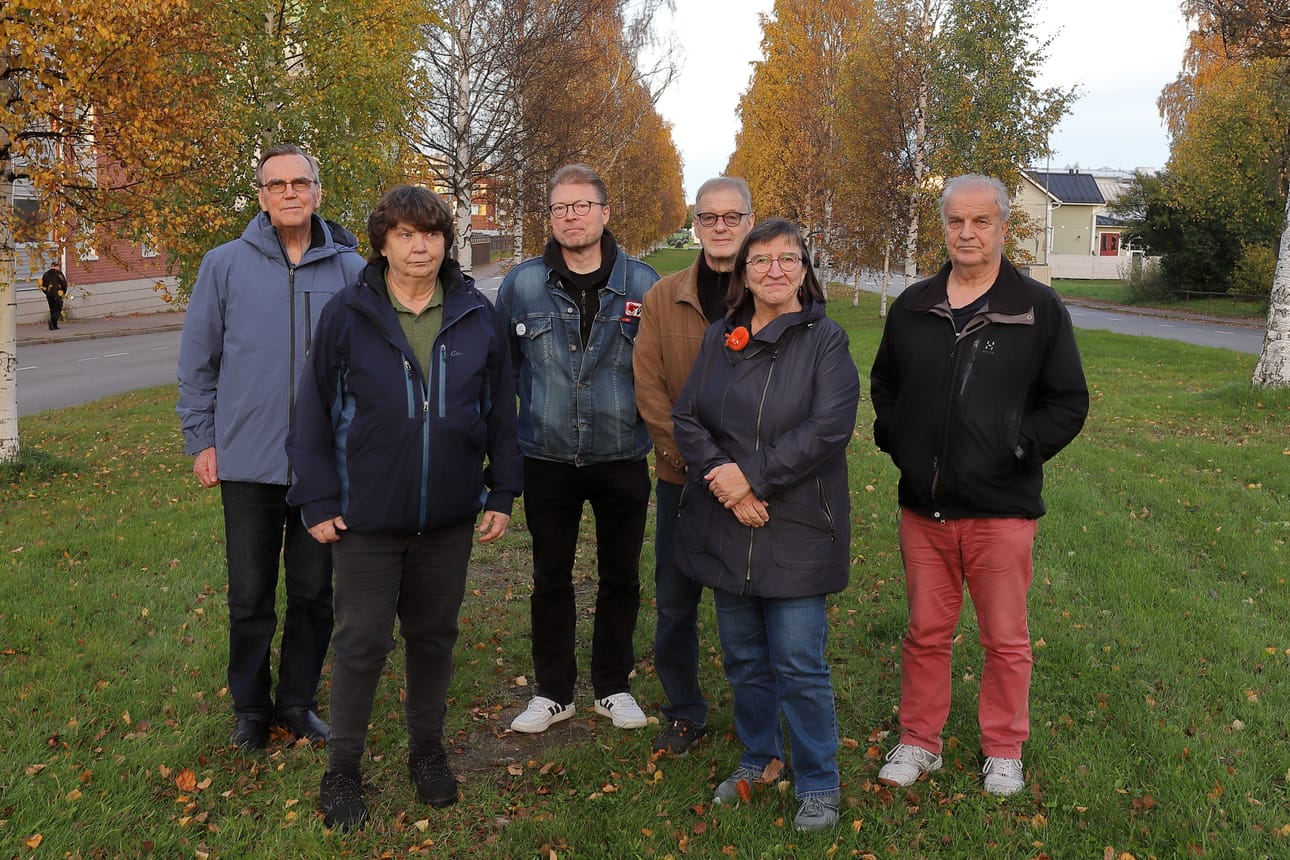 Kuvaushetki keskiviikkoiltana sattui symbolisesti osuvasti. Auringonlaskun ja syksyn värit sävyttivät Laulu- ja soitinyhtye Raahen ehkä viimeistä yhteistä lehtikuvaa.
