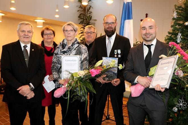 Viime vuonna kulttuuripalkinnon saivat Eerik Kantokoski (oik.) ja Paalijärven kyläyhdistys. Tiimin yhteistyönä syntyi elokuva Kipinöitä Unelan takasta. ARKISTOKUVA: SAILA COLLANDER