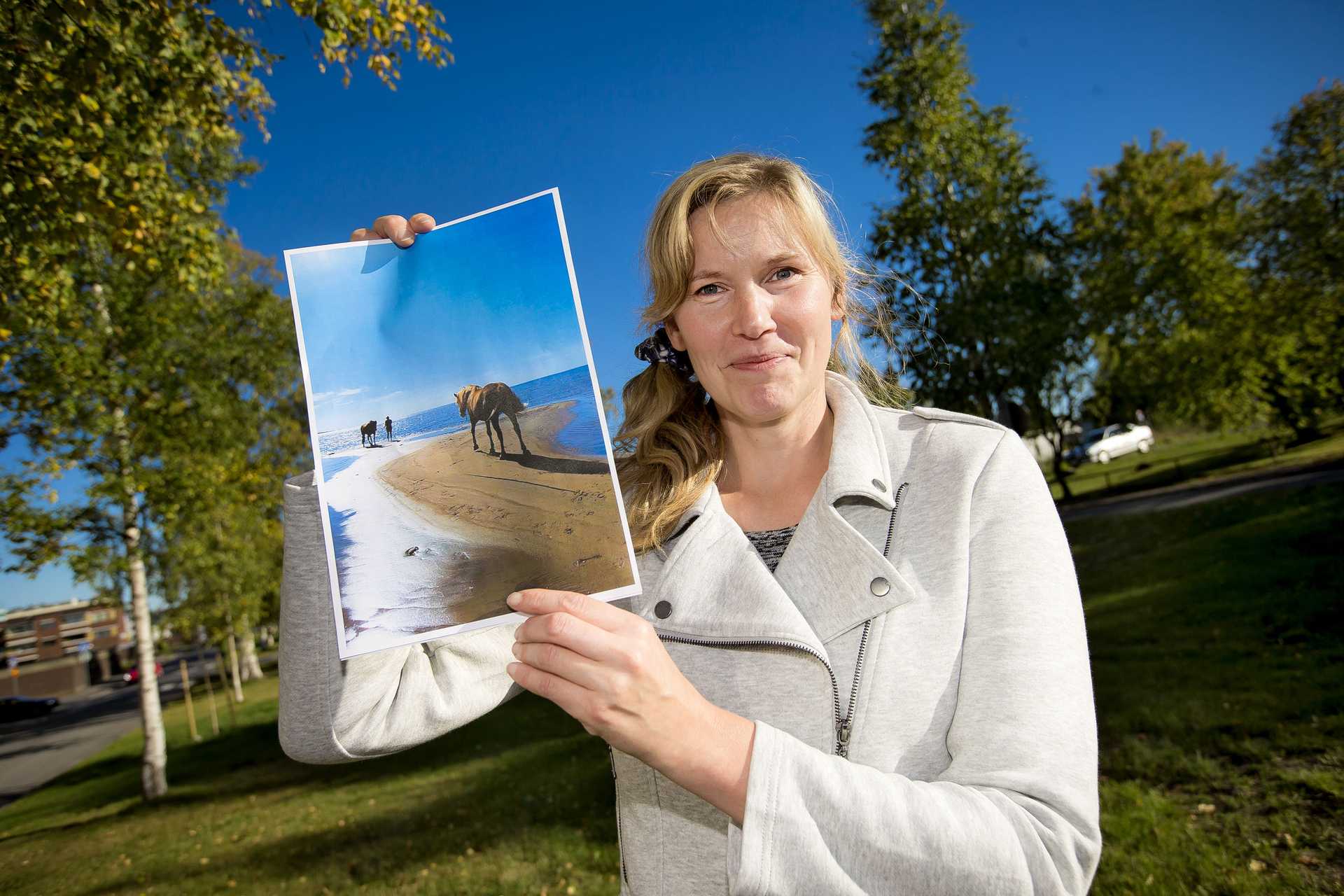 Niina Ranta ja voittajakuva Hetkiä rannalla. Kuva sai äänestäjiltä 56 ääntä.