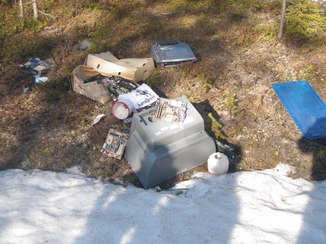 Kolarissa Kolarinsaareen menevän Siltatien varresta löytyi läjäpäin elektroniikkaromua.