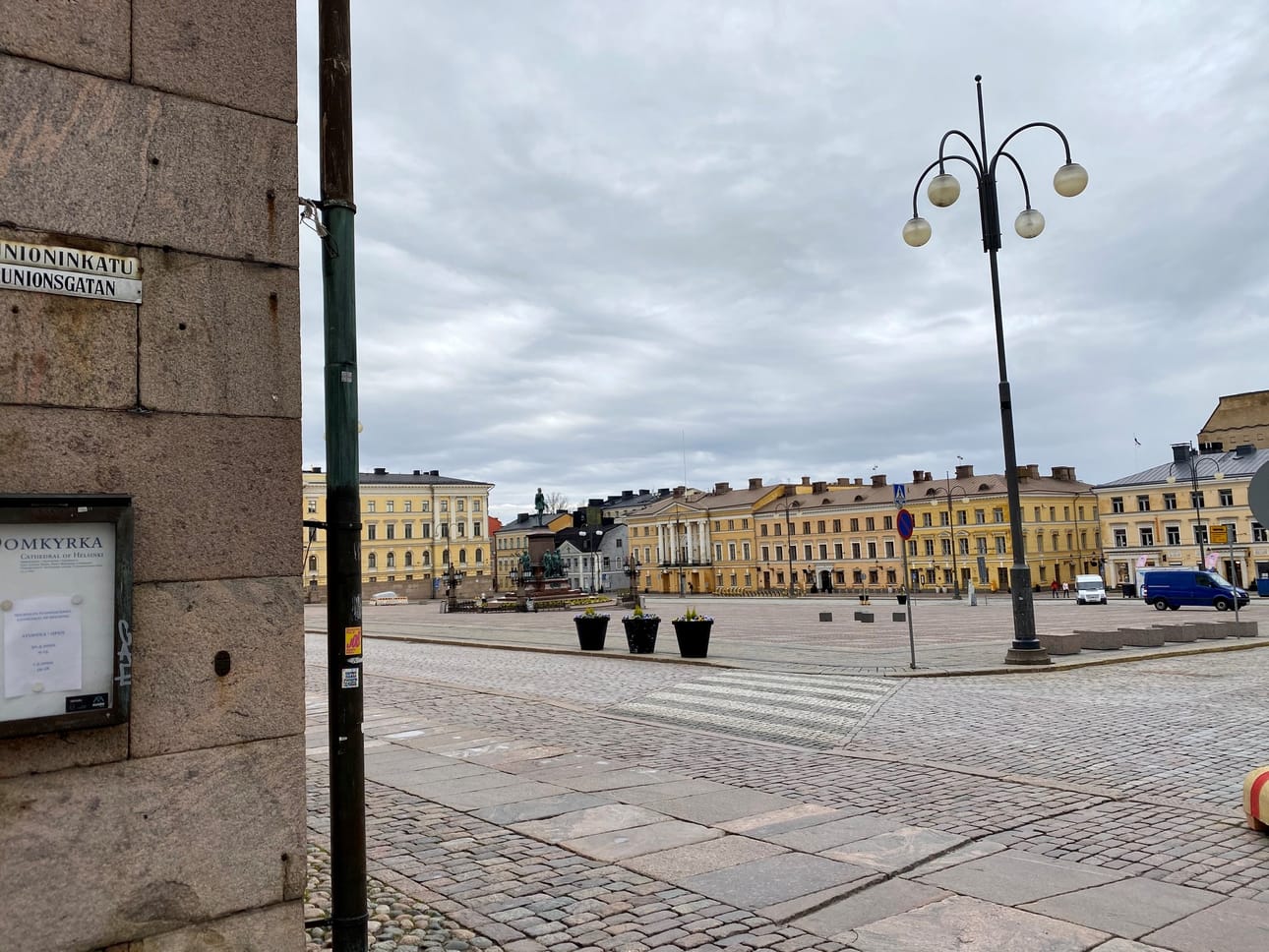 Helsinki's Senate Square is still an empty sight without the tourists that used to take selfies with Russia's Alexander II's statue before the corona pandemic. There was hardly anyone on the square on a cold Monday evening.