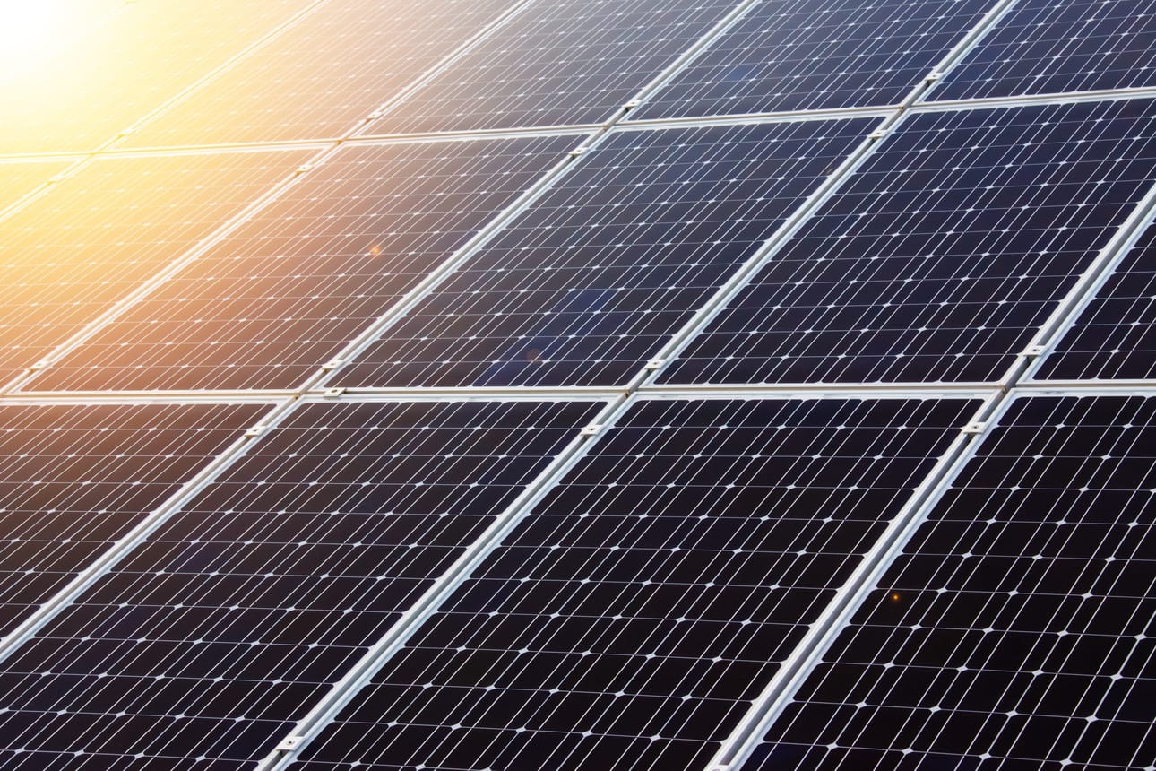 Palveluyhtiö Naps Aurinkovoimala Oy on nimensä mukaisesti perustettu yhdessä aurinkosähköpioneeri Naps Solar -konsernin kanssa. Yhtiön omistajien välinen roolitus on selkeä. Naps Solar Systems Oy suunnittelee ja rakentaa aurinkovoimalat ja Kokkolan Energian, Oulun Seudun Sähkön, Pori Energian, Rauman Energian, Vantaan Energian, VSV-Yhtiöiden ja Napsin omistama Naps Aurinkovoimala Oy rahoittaa, käyttää ja kunnossapitää voimalat asiakkaiden katoilla.