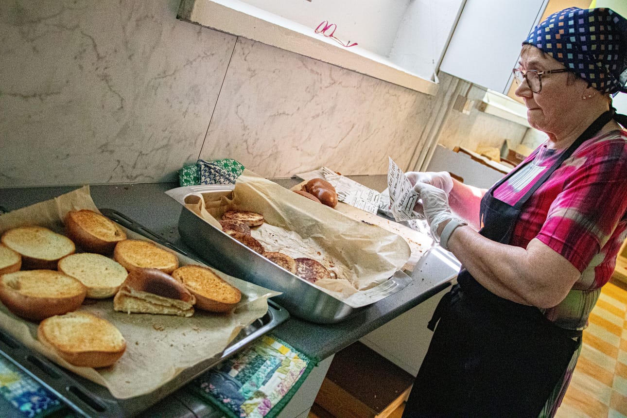 Riitta Alasuvanto oli mukana hampurilaistalkoissa.
