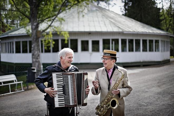 Aarre Kivimäki ja Eino Pykälämäki muistelevat lämmöllä Törnävän tanssipaviljonkia. 1950-luvulla Seinäjoen Törnävänsaareen valmistunut tanssilava oli yksi alueen suosituimpia, jossa myös Kivimäki ja Pykälämäki soittivat ukuisia kertoja. KUVA: TOMI KOSONEN