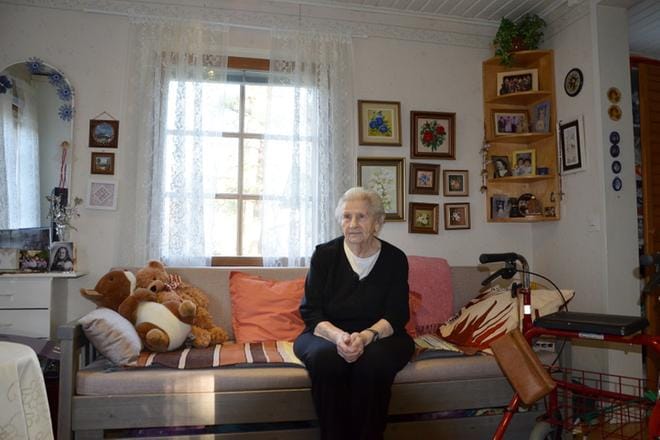 Aune Hautala asuu yhä itsekseen mummonmökissään Jurvan keskustan tuntumassa. KUVA:KIRSI SILLANKORVA