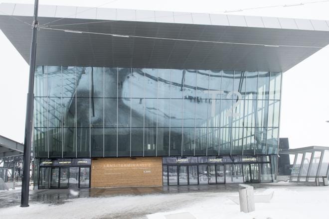 Virosta Suomeen laivalla tulevat saapuvat uuteen Länsisataman terminaaliin. KUVA: Kimmo Penttinen
