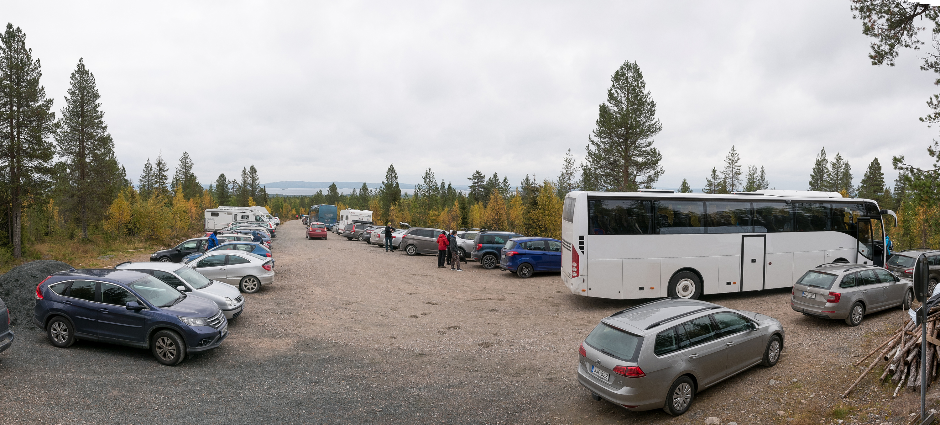 Riisitunturin parkkipaikka oli keskiviikkona hieman puolenpäivän jälkeen täynnä autoja.