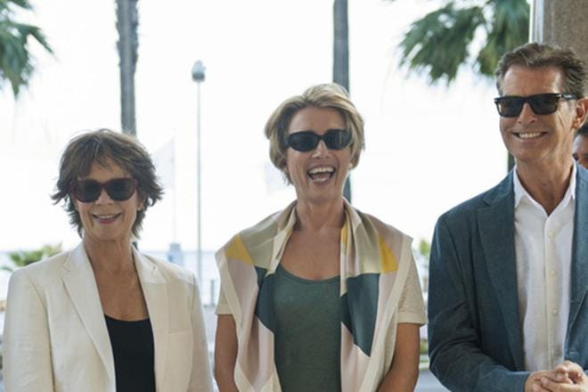 Celia Imrie, Emma Thompson ja Pierce Brosnan Love Punch -komediassa, jossa eronnut aviopari hakee huijattuja eläkesäästöjä takaisin. KUVA: Liv